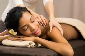 Cliente détendue pendant un massage des épaules en institut