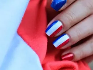 Manucure aux couleurs du drapeau français, bleu blanc rouge