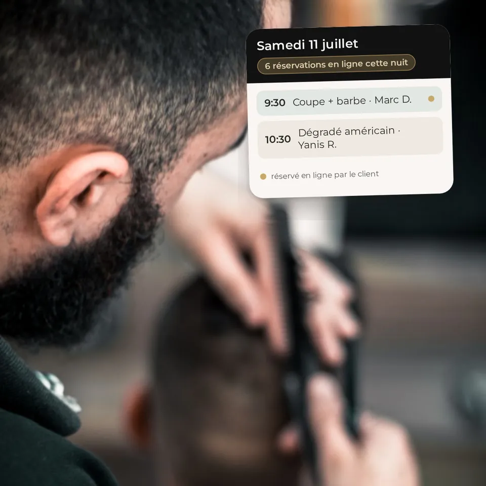 Un barbier dégrade la nuque d’un client à la tondeuse, dans la lumière chaude du salon ; en médaillon, l’agenda RDV360 de Maison Léon : coupe et barbe à 9h30, dégradé américain à 10h30, 6 réservations en ligne cette nuit