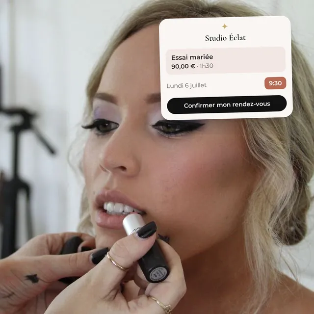 Une maquilleuse pose le rouge à lèvres d’une cliente aux yeux maquillés, en studio ; en médaillon, la réservation en ligne du Studio Éclat : essai mariée, 90 €, lundi 9h30