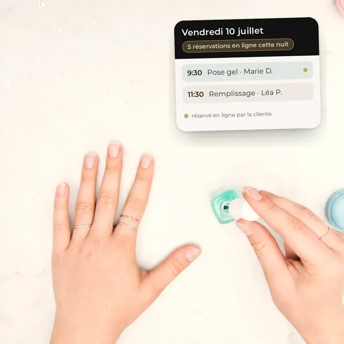 Deux mains soignées sur une table de marbre clair, un flacon de vernis pastel ouvert ; en médaillon, l’agenda RDV360 de l’onglerie : pose gel à 9h30, remplissage à 11h30, 5 réservations en ligne cette nuit